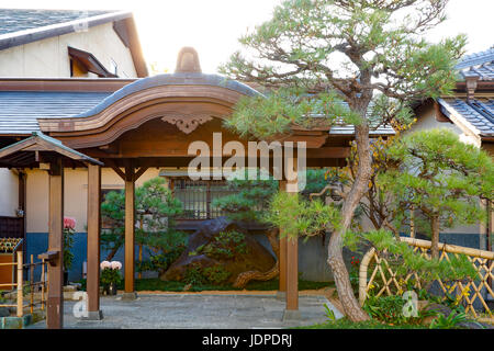 Giapponese ryokan tradizionale esterno, Tokyo, Giappone Foto Stock