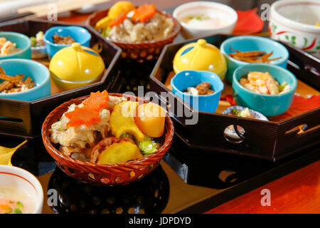 Un assortimento di piatti al tradizionale giapponese Ryokan Tokyo, Giappone Foto Stock