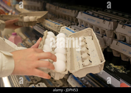 Coquitlam, BC, Canada - 02 Maggio, 2017 : Donna selezione di uovo nel negozio di alimentari del reparto produzione Foto Stock