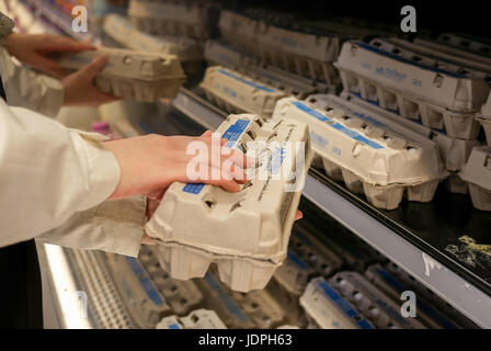 Donna selezione di uovo nel negozio di alimentari del reparto produzione Foto Stock