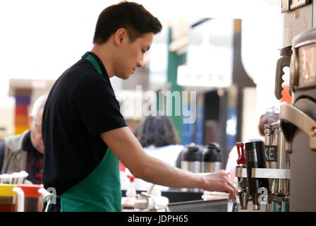 Burnaby, BC, Canada - 04 Maggio 2017 : Moto del barista il caffè per il cliente al negozio Starbucks Foto Stock