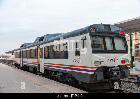 Cartagena, Spagna - 17 Maggio 2017: treni passeggeri presso la stazione centrale di Cartagena, regione di Murcia, Spagna Foto Stock