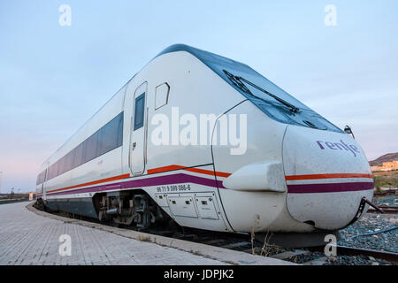 Cartagena, Spagna - 17 Maggio 2017: moderni treni passeggeri presso la stazione centrale di Cartagena, regione di Murcia, Spagna Foto Stock