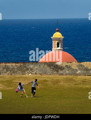 Un paio di divertirsi mentre si cammina attraverso la parte frontale approccio al Castillo San Felipe del Morro vicino a Old San Juan, Puerto Rico Foto Stock