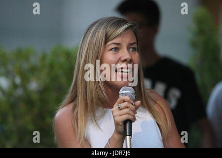 Arzano, Italia. Xx Giugno, 2017. Alessandra Clemente a Arzano a sostegno di Fiorella Esposito. La manifestazione è a sostegno di Fiorella Esposito, un candidato per il Sindaco presso il comune di Arzano in vista del ballottaggio round. Alessandra Clemente, come 'consigliere per la gioventù e le politiche in materia di gioventù" (Assessore ai giovani e alle politiche giovanili)"della città di Napoli. Credito: Salvatore Esposito/Pacific Press/Alamy Live News Foto Stock