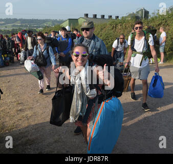 Persone che arrivano per il festival di Glastonbury presso l'azienda agricola degna in Pilton, Somerset. Foto Stock