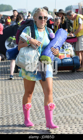 Persone che arrivano per il festival di Glastonbury presso l'azienda agricola degna in Pilton, Somerset. Foto Stock