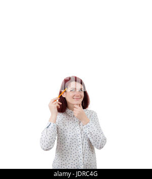 Auto-sviluppo.imprenditrice cercando sorridente e tenendo una matita per il suo volto isolato su sfondo bianco. Foto Stock