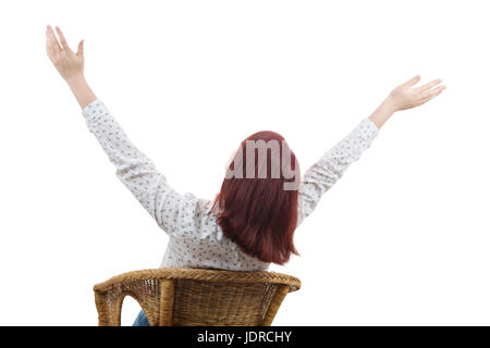 Vista posteriore di una giovane donna sua rilassante mani incrociate dietro la testa, cercando e immaginare qualcosa su sfondo bianco.corpo rilassante e calmante Foto Stock