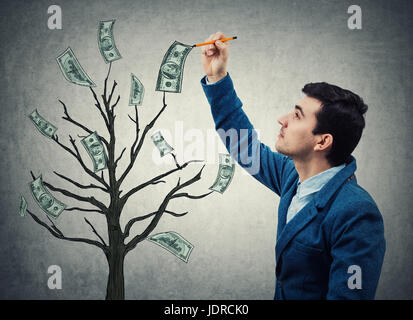 Giovane imprenditore con una matita in mano lo schizzo di disegno di un albero magico con dollari che crescono su di esso. La crescita dell'economia, il nuovo progetto di investimenti. Foto Stock