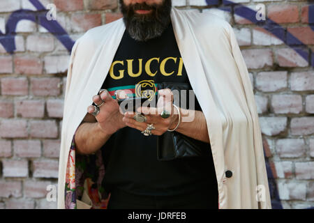 Milano - 19 giugno: l uomo con il nero Gucci camicia e smartphone prima di Fendi fashion show, la Settimana della Moda Milanese street style il 19 giugno 2017 a Milano. Foto Stock