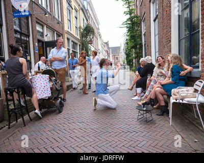 Leeuwarden, Paesi Bassi, 11 giugno 2017: le persone godono di se stessi nella strada stretta nella parte anteriore del cafè nel centro della città vecchia di leeuwarden in Frisia, cu Foto Stock