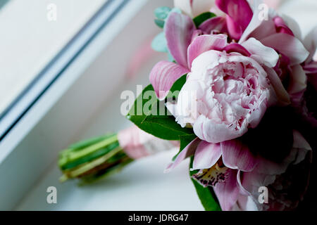 Nozze bouquet nuziale forme classiche in toni rosa.fiorai matrimonio Foto Stock