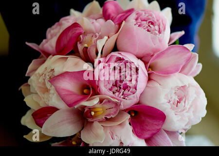 Nozze bouquet nuziale forme classiche in toni rosa.fiorai matrimonio Foto Stock