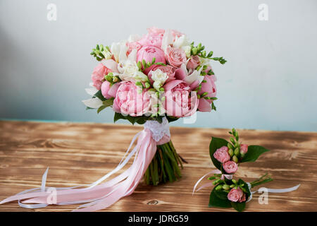 Nozze bouquet nuziale forme classiche in toni rosa.fiorai matrimonio Foto Stock