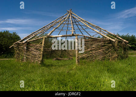 La ricostruzione di età del ferro house, Summerhill Country Park, Hartlepool Foto Stock