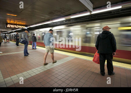 Boston alla metropolitana 't' stazione della linea rossa stazione sud USA Foto Stock