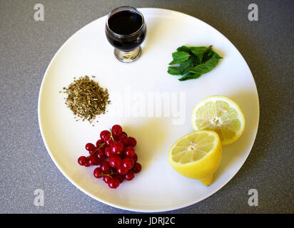 Selezione di coloratissimi cibo sano su una piastra bianca Foto Stock