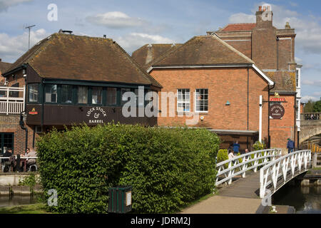 Banca Canale di Beagle percorso con passerella accanto a Lock & Stock canna public house in Newbury Foto Stock