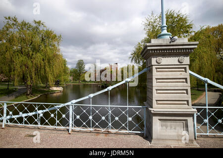 Ex mondi di sospensione più piccolo ponte sulla laguna Boston Public Garden USA Foto Stock