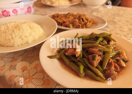 Cucina di strada nella capitale della Cambogia, Phnom Penh. Foto Stock