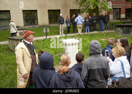 Gruppi in gita turistica a paolo venera grave nel granaio di massa di seppellimento di Boston STATI UNITI D'AMERICA Foto Stock