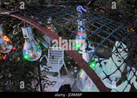 Energia solare di lanterne orto si illuminano quando scende la notte sull'isola di Portland Foto Stock