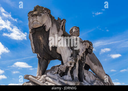 Statua di un Leone l'enfant da Georges Gardet da 1900 a Pont Alexandre III a Parigi, Francia Foto Stock