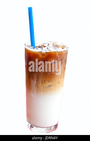 Iced caffè latte per rinfrescare su sfondo bianco Foto Stock
