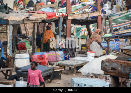 Spiaggia di Yoff mercato del pesce di Dakar in Senegal. Foto Stock