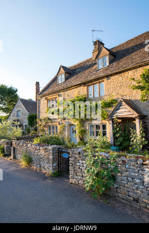 Serata di sole in cottages in Lower Slaughter in giugno. Cotswolds, Gloucestershire, Inghilterra Foto Stock