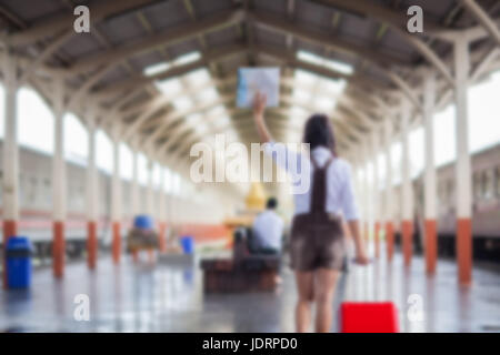 Immagine sfocata a stazione ferroviaria stazione ferroviaria stazione ferroviaria sulla ferrovia,della Thailandia. Foto Stock