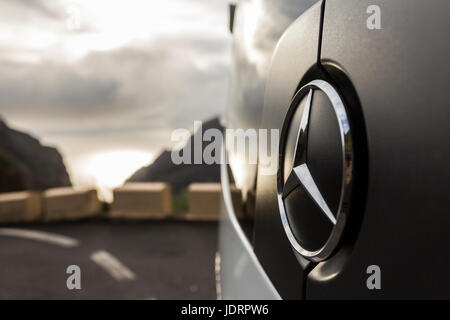 Traffico, minibus, automobili, pullman sulla stretta strada di montagna da Santiago del Teide per Masca in Tenerife, Isole Canarie, Spagna Foto Stock