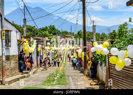 San Juan del Obispo, Guatemala - giugno 24, 2016: St John's day processione in paese prende il nome dal santo patrono. vulcano acatenango dietro. Foto Stock