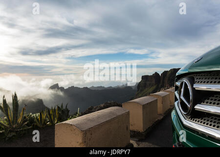 Traffico, minibus, automobili, pullman sulla stretta strada di montagna da Santiago del Teide per Masca in Tenerife, Isole Canarie, Spagna Foto Stock