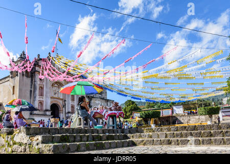 San Juan del Obispo, Guatemala - giugno 26, 2016: attesa per la processione a lasciare la chiesa di St John's giorno nel piccolo villaggio chiamato dopo la SAN Foto Stock