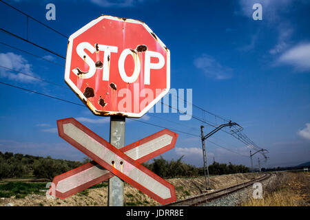 Attraversando la strada, passaggio a livello senza barriere via ferrovia, Spagna Foto Stock