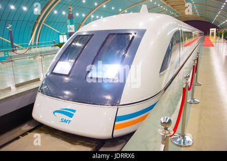 SHANGHAI, Cina - 26 DIC 2016: Shanghai Maglev Train - Transrapid di Shanghai. La linea è il primo commercialmente azionato ad alta velocità a levitazione magnetica Foto Stock