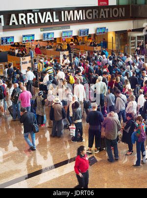 SINGAPORE - Jan 13, 2017: persone in attesa in coda in arrivo in materia di immigrazione di Changi Airport. Il Changi International Airport serve più di 100 compagnie aeree Foto Stock