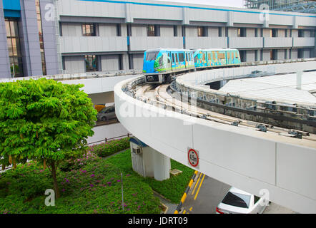 SINGAPORE - Jan 13, 2017 : l'Aeroporto Changi Skytrain presso l'Aeroporto Changi di Singapore a Singapore. Aperto nel 1990, è stata la prima auto-sistema guidato i Foto Stock