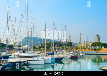 Yachts nel famoso Porto Vell marina a Barcellona, Spagna Foto Stock