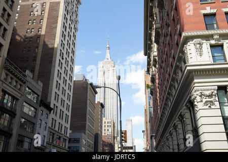 L'edificio burton cercando la quinta avenue con vista dell'Empire State Building di New York City STATI UNITI D'AMERICA Foto Stock