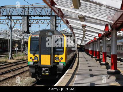 London Midland liveried classe 350 Desiro Electric Multiple Unit attende, nella piattaforma 2 in corrispondenza alla stazione ferroviaria di Crewe, per il suo prossimo intervento di manutenzione. Foto Stock