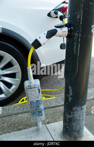 Un auto elettrica di conversione caricabatterie da Ubitricity: cavo smart su una strada lampada che può essere ora usato per caricare un veicolo dalla lampada posta. Twickenham REGNO UNITO Foto Stock