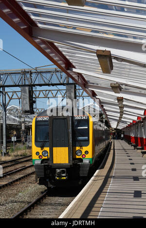 London Midland liveried classe 350 Desiro Electric Multiple Unit attende, nella piattaforma 2 in corrispondenza alla stazione ferroviaria di Crewe, per il suo prossimo intervento di manutenzione. Foto Stock