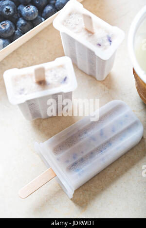 Mirtillo yogurt gelato popsicles Foto Stock