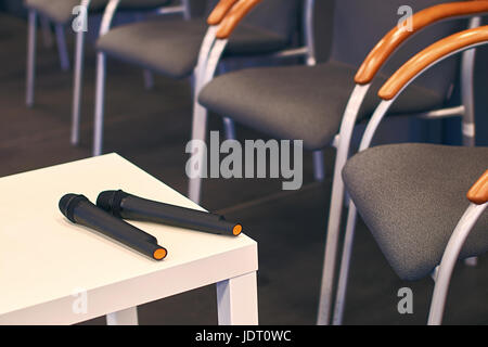 Due microfoni nero sul tavolo durante la conferenza Foto Stock