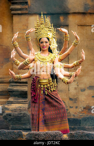 ANGKOR Wat, Cambogia - 20 Maggio 2016 : classica Khmer ballerini. I ballerini di intrattenere i visitatori con un classico danza Khmer a Angkor Wat, Cambogia. Foto Stock