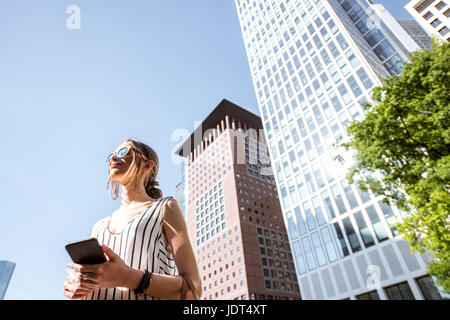 Imprenditrice all'aperto nella città moderna Foto Stock