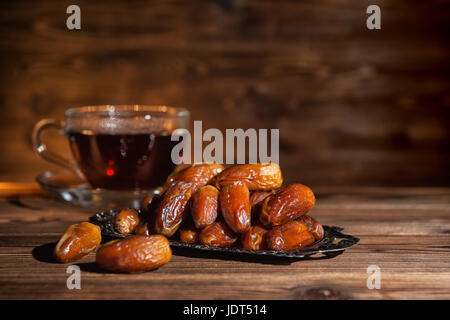 Concetto di festa musulmana sacro mese del Ramadan Kareem con date e tazza di tè Foto Stock